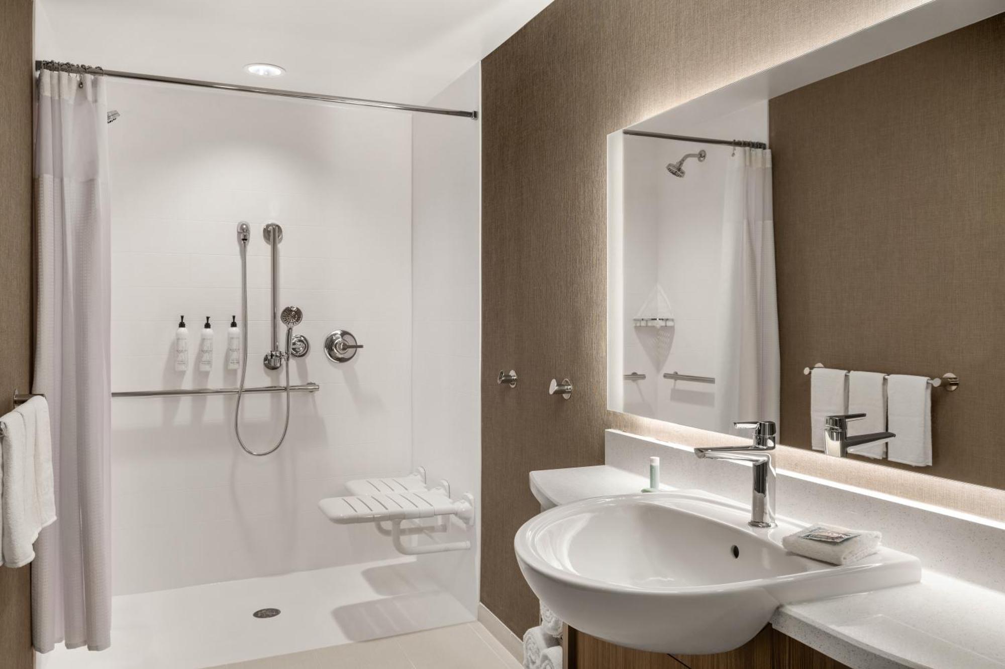 Springhill Suites By Marriott Menomonee Falls Экстерьер фото