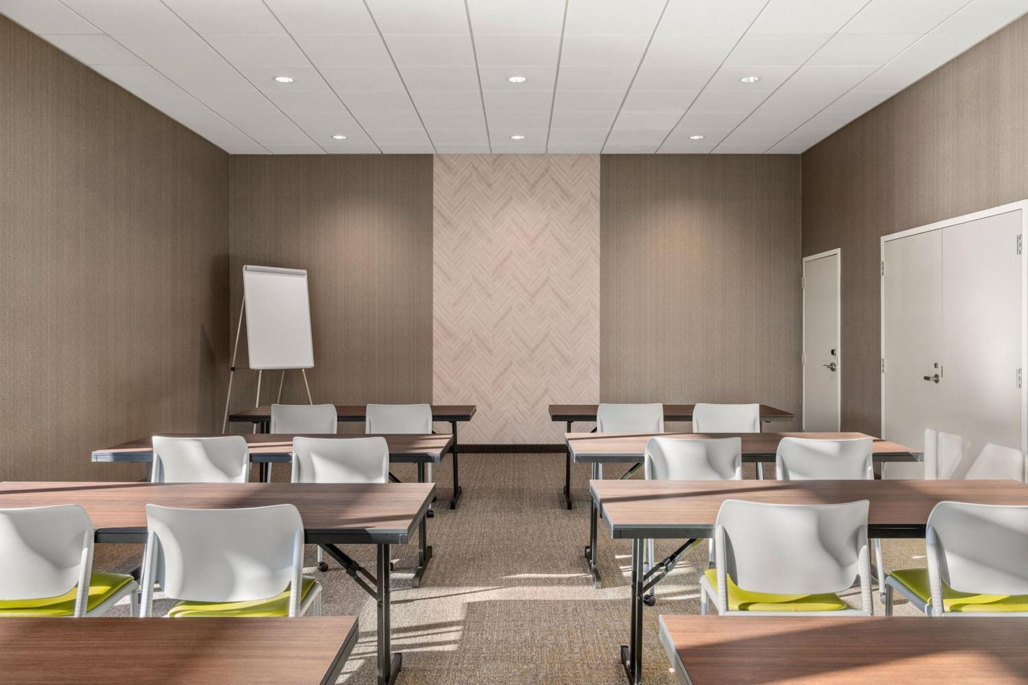 Springhill Suites By Marriott Menomonee Falls Экстерьер фото